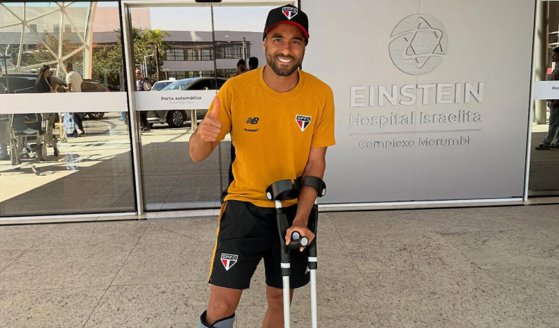 Lucas Moura canta alabanzas a Dios desde el hospital tras sufrir una grave lesión