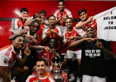 Jugadores del Arsenal dan gloria a Dios tras conquistar la Premier League después de 22 años