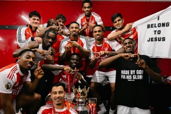 Jugadores del Arsenal dan gloria a Dios tras conquistar la Premier League después de 22 años