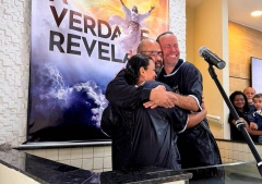 Más de 2.250 personas fueron bautizadas en Brasil tras conocer el Evangelio por televisión cristiana
