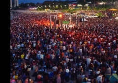 Multitudinario culto al amanecer reunió a decenas de miles de cristianos en una playa de Brasil