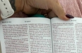 La esposa de Lionel Messi generó revuelo en redes al compartir una imagen de la Biblia