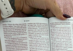 La esposa de Lionel Messi generó revuelo en redes al compartir una imagen de la Biblia