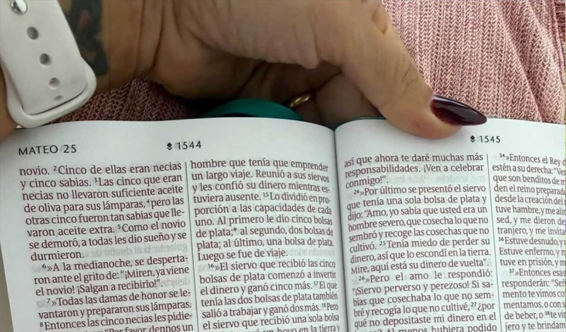 La esposa de Lionel Messi generó revuelo en redes al compartir una imagen de la Biblia