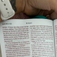 La esposa de Lionel Messi generó revuelo en redes al compartir una imagen de la Biblia