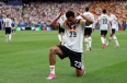 Felix Nmecha de Alemania entrega su primer gol a Dios y sorprende al orar con sus rivales