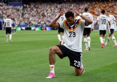 Felix Nmecha de Alemania entrega su primer gol a Dios y sorprende al orar con sus rivales