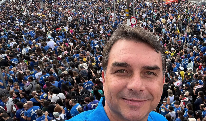 Flávio Bolsonaro presentó el plan de seguridad 