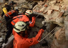 Rescatista mexicano llama a la oración por Venezuela en medio de la tragedia