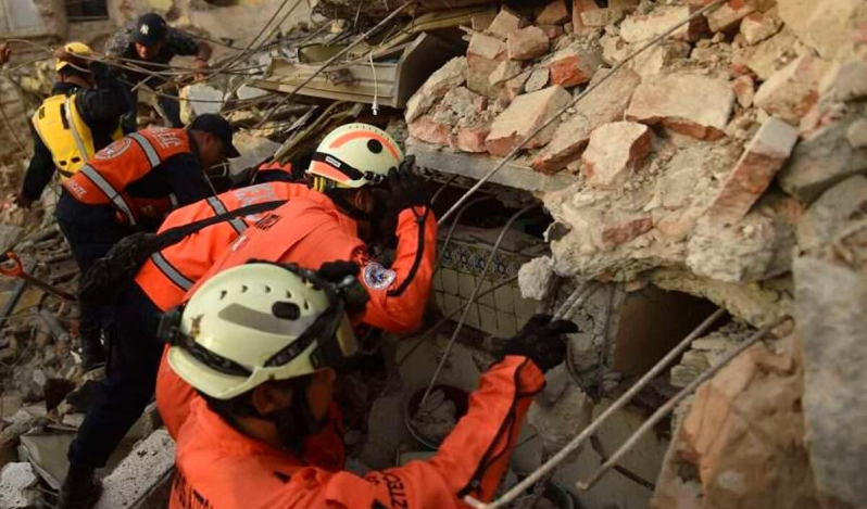 Rescatista mexicano llama a la oración por Venezuela en medio de la tragedia