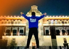 Cristianos mantienen un altar permanente de oración en el Zócalo de la Ciudad de México