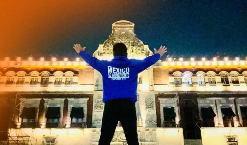 Cristianos mantienen un altar permanente de oración en el Zócalo de la Ciudad de México