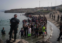 Miles de migrantes cruzan la frontera en Ceuta, España, provocando colapso de servicios mientras la Iglesia evangélica pide oración