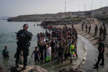 Miles de migrantes cruzan la frontera en Ceuta, España, provocando colapso de servicios mientras la Iglesia evangélica pide oración