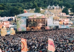 Hombre muere y al menos seis resultan heridos tras caer un cartel en el Big Church Festival