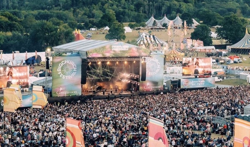 Hombre muere y al menos seis resultan heridos tras caer un cartel en el Big Church Festival