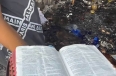 Incendio deja pérdidas materiales; una Biblia aparece intacta entre los escombros