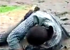 Hombre de 52 años es brutalmente golpeado por sus propios hijos tras convertirse al cristianismo en Uganda