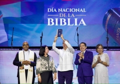 Luis Abinader recibe reconocimiento de la comunidad cristiana por su apoyo al Día de la Biblia