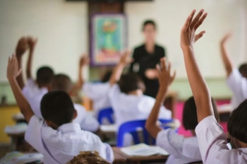 Experta en educación cuestiona contenidos de progresismo y chamanismo en libros de texto de México