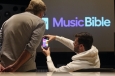 Michael Blanton apuesta por una Biblia musical creada con inteligencia artificial